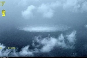 Sự cố rò rỉ khí Nord Stream 1 ở Biển Baltic được chụp từ một máy bay của Lực lượng Bảo vệ Bờ biển Thụy Điển ngày 27-9. Ảnh: AP 