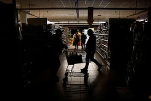 Người dân mua sắm trong siêu thị khi thành phố Kharkiv bị cúp điện ngày 17-10. Ảnh: REUTERS