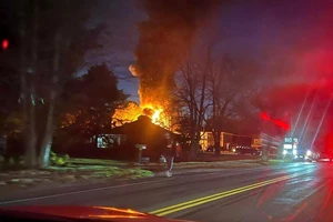 Một tòa chung cư ở thành phố Keene, bang New Hampshire (Mỹ) bốc cháy sau khi bị một máy bay đâm trúng ngày 21-10. Ảnh: WKBK