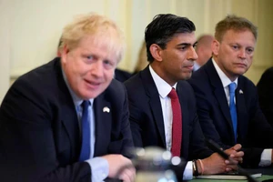 Ông Boris Johnson (trái) và ông Rishi Sunak (giữa) ở dinh thủ tướng Anh, số 10 Phố Downing, thủ đô London (Anh) ngày 7-6. Ảnh: REUTERS