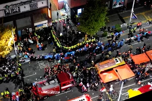 Hiện trường vụ giẫm đạp tại lễ hội Halloween ở Seoul, Hàn Quốc, vào ngày 30-10. Ảnh: YONHAP NEWS