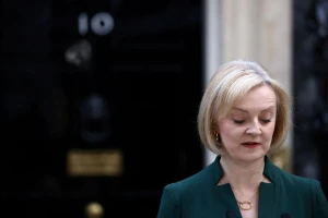 Bà Liz Truss phát biểu lần cuối trên cương vị thủ tướng Anh, bên ngoài dinh thủ tướng tại Số 10 Phố Downing, thủ đô London 25-10. Ảnh: REUTERS
