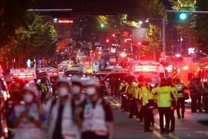 Các đội cứu hộ làm việc tại hiện trường thảm kịch giẫm đạp trong lễ hội Halloween ở thủ đô Seoul (Hàn Quốc) ngày 30-10. Ảnh: REUTERS