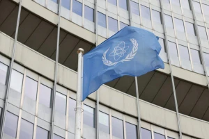 Lá cờ của Cơ quan Năng lượng Nguyên tử Quốc tế (IAEA). Ảnh: REUTERS