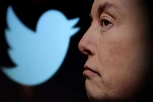 Tỉ phú Elon Musk và logo mạng xã hội Twitter. Ảnh: REUTERS
