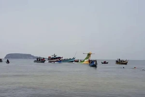 Máy bay chở khách của hãng hàng không Precision Air rơi xuống hồ Victoria ở thành phố Bukoba, phía tây Tanzania ngày 6-11. Ảnh: AP