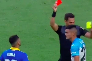 Trận chung kết Champions Trophy (Cúp quốc gia Argentina) giữa Boca Juniors gặp Racing ngày 7-11 phải kết thúc sớm khi trọng tài chính rút ra đến 10 chiếc thẻ đỏ. Ảnh: RT