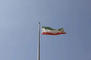 Quốc kỳ Iran tung bay trên nhà tù Evin, phía bắc thủ đô Tehran ngày 17-10. Ảnh: REUTERS