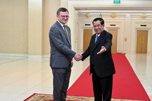 Ngoại trưởng Ukraine - ông Dmytro Kuleba (trái) và Thủ tướng Campuchia Hun Sen trước thềm Hội nghị cấp cao ASEAN tại thủ đô Phnom Penh ngày 9-11. Ảnh: REUTERS