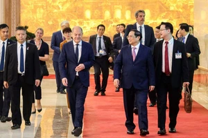 Thủ tướng Đức Olaf Scholz (trái) và Thủ tướng Việt Nam Phạm Minh Chính tổ chức họp báo chung tại thủ đô Hà Nội ngày 13-11. Ảnh: REUTERS