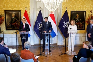 Tổng thư ký NATO - ông Jens Stoltenberg (trái), Ngoại trưởng Hà Lan Wopke Hoekstra (giữa) và Bộ trưởng Quốc phòng Hà Lan Kajsa Ollongren tại một cuộc họp báo về cuộc chiến ở Ukraine ở thành phố The Hague (Hà Lan) ngày 14-11. Ảnh: REUTERS