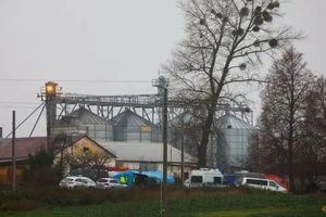 Cảnh sát làm việc tại hiện trường sau vụ tên lửa “bay lạc” vào làng Przewodow, miền đông Ba Lan gần biên giới với Ukraine khiến 2 người thiệt mạng. Ảnh: REUTERS