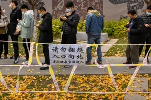 Người dân thủ đô Bắc Kinh xếp hàng xét nghiệm COVID-19 ngày 19-11. Ảnh: AP