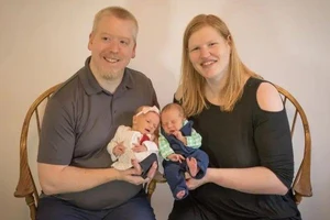 Đón hai con sinh đôi từ phôi thai đông lạnh 30 năm