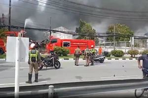 Hiện trường vụ một quả bom phát nổ tại khu nhà cảnh sát ở tỉnh Narathiwat (Thái Lan) ngày 22-11. Ảnh: TWITTER