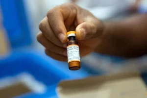Một lọ vaccine sởi. Ảnh: REUTERS