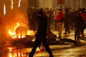 Bạo loạn ở thủ đô Brussels (Bỉ) sau trận Bỉ thua Morroco ở World Cup 2022 ngày 27-11. Ảnh: REUTERS