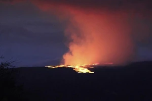 Siêu núi lửa Mauna Loa thuộc đảo Hawaii (Mỹ) phun trào ngày 28-11. Ảnh: SOUTH CHINA MORNING POST