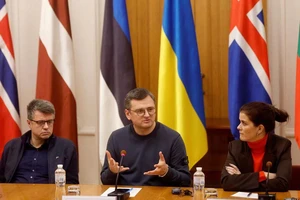 Ngoại trưởng Ukraine - ông Dmytro Kuleba (giữa), Ngoại trưởng Litva - Gabrielius Landsbergis (trái) và Ngoại trưởng Iceland - bà Thordis Gylfadottir trong cuộc họp báo chung ở thủ đô Kiev (Ukraine) ngày 28-11. Ảnh: REUTERS