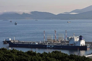 Tàu chở dầu Vladimir Arsenyev của Nga tại cảng Kozmino bên bờ vịnh Nakhodka, gần thành phố Nakhodka (Nga) ngày 12-8. Ảnh: REUTERS