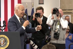 Ông Biden phấn khích thông báo chiến thắng 1-0 của đội tuyển Mỹ trước đội tuyển Iran tại World Cup 2022. Ảnh: CNN