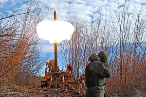 Các thành viên của Cộng hòa Nhân dân Donetsk tự xưng (DPR) bắn lựu pháo vào mặt trận biên giới Bakhmut ở Donetsk. Ảnh: ANADOLU AGENCY