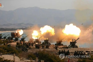 Bức ảnh này do Đài truyền hình trung ương chính thức Triều Tiên công bố vào tháng 3-2020 cho thấy các đơn vị pháo binh của nước này đang bắn đạn. Ảnh: YONHAP