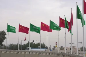 Bên ngoài Hội nghị thượng đỉnh Trung Quốc-Saudi Arabia ở thủ đô Riyadh (Saudi Arabia) ngày 7-12. Ảnh: REUTERS