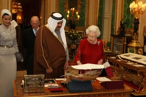 Cố Nữ hoàng Elizabeth II và cựu Tiểu vương Qatar - Sheikh Hamad bin Khalifa al-Thani xem các vật trưng bày từ Bộ sưu tập Hoàng gia tại Lâu đài Windsor (Anh) trong chuyến thăm cấp nhà nước của ông vào năm 2010. Ảnh: GETTY IMAGES