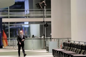 Thủ tướng Đức Olaf Scholz họp báo sau cuộc họp trực tuyến của các nhà lãnh đạo G7 tại phủ thủ tướng ở thủ đô Berlin (Đức) ngày 12-12. Ảnh: AP