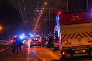 Lính cứu hỏa tại hiện trường vụ cháy ở thị trấn Vaulx-en-Velin, ngoại ô thành phố Lyon (Pháp) ngày 16-12. Ảnh: CNN