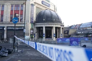 Một phụ nữ chết, 2 người nguy kịch trong vụ chen lấn xem nhạc ở London