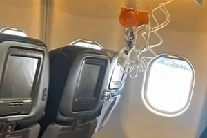 VIDEO: Máy bay đi vào vùng nhiễu động, ít nhất 36 người bị thương 