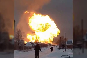 Nổ tại một đoạn đường ống Urengoy-Pomary-Uzhgorod ở vùng Chuvashia (Nga) dẫn khí đốt sang châu Âu, ngày 20-12. Ảnh: RT 