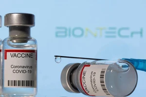 Lọ vaccine COVID-19 của công ty BioNTech. Ảnh: REUTERS
