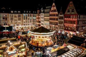 Người dân mua sắm tại khu chợ Giáng sinh truyền thống ở thành phố Frankfurt (Đức). Ảnh: AP