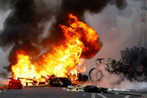 Cộng đồng người Kurd ở thủ đô Paris (Pháp) biểu tình ngày 24-12 sau vụ xả súng khiến 3 người Kurd thiệt mạng. Ảnh: REUTERS