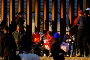 Nhà Trắng lên án Thống đốc bang Texas vì bỏ lại người di cư trên đường trong đêm Giáng sinh 