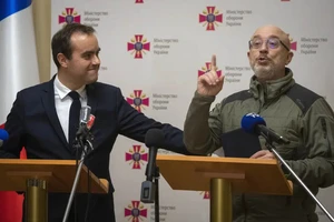 Bộ trưởng Quốc phòng Pháp Sebastien Lecornu (trái) và người đồng cấp Ukraine Oleksii Reznikov họp báo chung ở thủ đô Kiev (Ukraine) ngày 28-12. Ảnh: AP