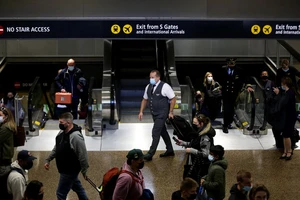 Sân bay quốc tế Seattle-Tacoma, bang Washington (Mỹ) ngày 8-11-2021 sau khi Mỹ mở cửa biên giới cho du khách đã tiêm ngừa COVID-19. Ảnh: REUTERS