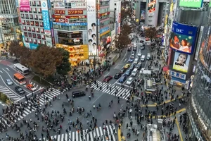 Thủ đô Tokyo là một trong những thành phố đông dân nhất thế giới, trong khi các vùng nông thôn của Nhật đang phải gánh chịu tình trạng dân số già và tỉ lệ sinh giảm. Ảnh: CNBC