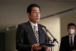 Thủ tướng Nhật Fumio Kishida nói chuyện với các phóng viên tại văn phòng Thủ tướng ở thủ đô Tokyo ngày 6-1, sau khi điện đàm với Tổng thống Ukraine Volodymyr Zelensky. Ảnh: KYODO NEWS