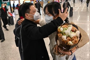Dân Trung Quốc hồ hởi đón người thân về ăn Tết sau khi biên giới được mở cửa