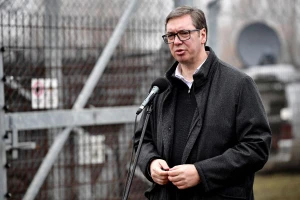 Tổng thống Serbia Aleksandar Vucic phát biểu tại hàng rào biên giới Hungary-Serbia ngày 15-12-2022. Ảnh: REUTERS