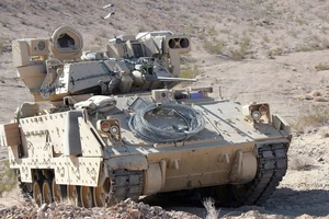 Một chiếc Bradley M2 được trưng bày tại một cuộc diễn tập huấn luyện ở Trung tâm Huấn luyện Quốc gia Fort Irwin, bang California (Mỹ). Ảnh: 19FORTYFIVE