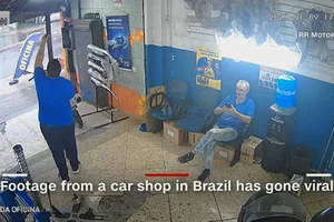 Sự cố hài hước giữa bố vợ và con rể tại cửa hàng ô tô ở Brazil gây sốt trên mạng xã hội. Ảnh: CNN