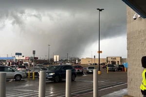 Lốc xoáy và bão đổ bộ vùng đông nam nước Mỹ. Ảnh: CNN