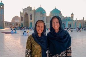 Cô Sebova và cô Davey đến Afghanistan. Ảnh: RACHEL DAVEY