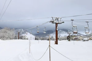 Khu nghỉ dưỡng Tsugaike Mountain ở làng Otari, tỉnh Nagano (Nhật) ngày 30-1 sau trận tuyết lở. Ảnh: KYODO