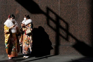 Lý do nhiều người châu Á vẫn đeo khẩu trang dù các quy định phòng dịch đã được nới lỏng 